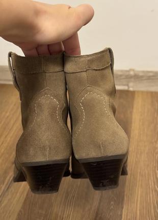 Короткие замшевые казаки ботинки коричневые2 фото
