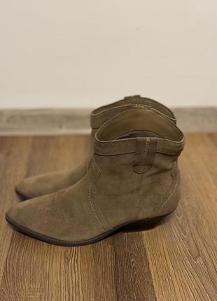 Короткие замшевые казаки ботинки коричневые5 фото