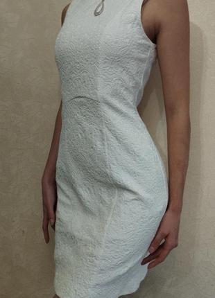 Шикарне плаття по фігурі, біле плаття силуетне, біле плаття драбинне, мереживне плаття бавовна4 фото