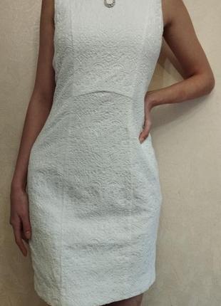 Шикарне плаття по фігурі, біле плаття силуетне, біле плаття драбинне, мереживне плаття бавовна3 фото