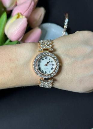 Роскошные часы женские наручные кварцевые цвет золотистый в камнях в комплекте с сияющим браслетом в6 фото