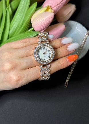 Роскошные часы женские наручные кварцевые цвет золотистый в камнях в комплекте с сияющим браслетом в8 фото