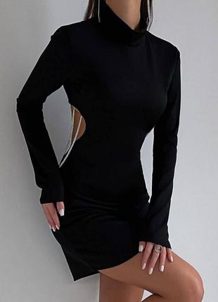 Платье мини с открытой спинкой с украшением из камушков платье черная под горло по фигуре праздничная элегантная трендовая стильная3 фото