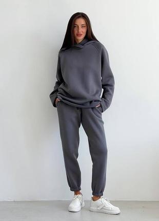 Теплый графитовый спортивный костюм на флисе