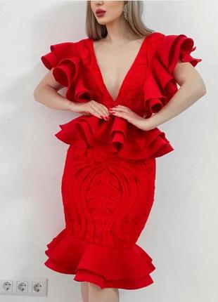 Красное платье с рюшами plt