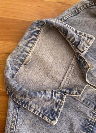 Джинсова укорочена куртка зі стразами на карманах4 фото
