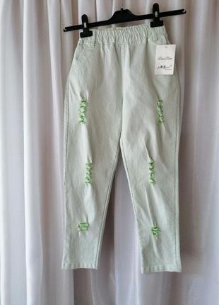 Укорочені рвані джинси джеггінси з яскраво   зеленим салатним виворотом розмір на бирки вказаний l в