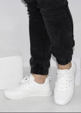 Белые весенние кроссовки с текстильными вставками2 фото