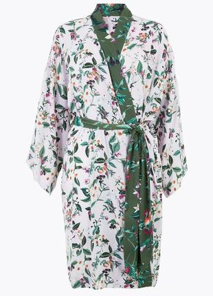 Короткий атласний халат із квітковим принтом на запах m&s collection4 фото
