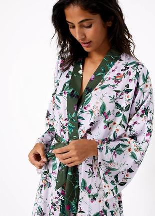 Короткий атласний халат із квітковим принтом на запах m&s collection3 фото