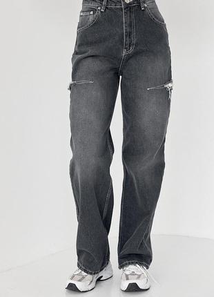 Широкие джинсы с разрезами на бедрах1 фото