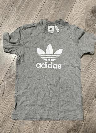 Жіноча оригінальна футболка adidas