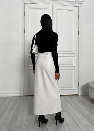 Женская юбка миди белая из экокожи на замшевой основе4 фото