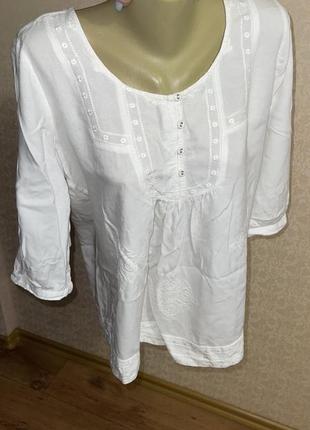 Белая рубашка свободного кроя блуза