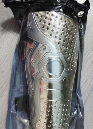 Щитки футбольные