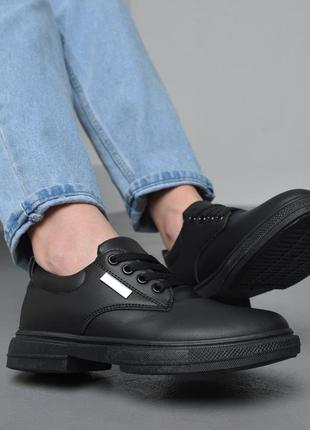 Туфли женские черного цвета на шнуровке