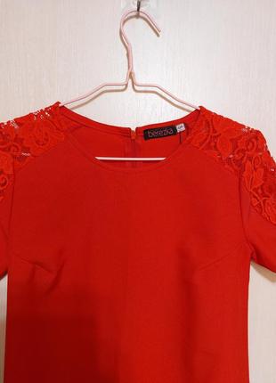 Элегантное красное платье с кружевом на рукаве s3 фото