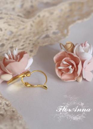 Персикові сережки ручної роботи з квітами з полімерної глини "пудрова ніжність".5 фото