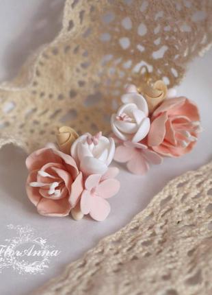 Персикові сережки ручної роботи з квітами з полімерної глини "пудрова ніжність".