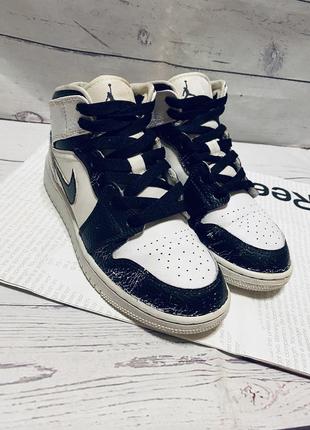 Кросівки nike air jordan 1 mid black white 554725-130 оригінал, шкіряні кеди дитячі р35.5