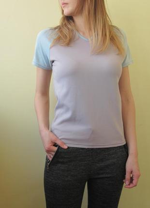 Лавандовая футболка с контрастными голубыми рукавами v-образный вырез нежные цвета2 фото
