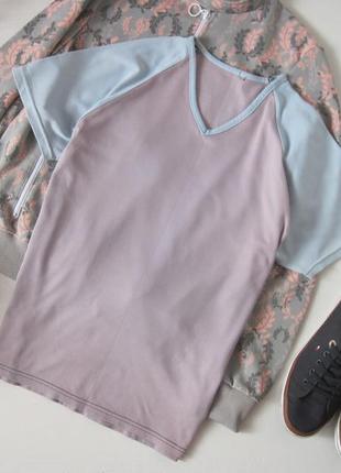 Лавандова футболка з контрастними блакитними рукавами v-подібний виріз ніжні кольори