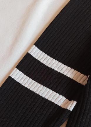 Базовый черный вязаный джемпер/лонгслив в рубчик с контрастными полосками на рукавах2 фото
