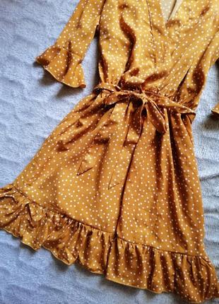 Желтое горчичное платье в горошек на запах с воланами с поясом актуальная акция2 фото