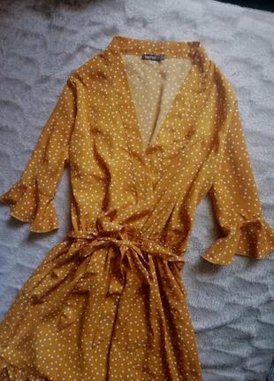 Желтое горчичное платье в горошек на запах с воланами с поясом актуальная акция3 фото