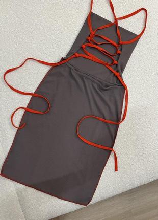 Серое платье в рубчик с завязками на спине3 фото