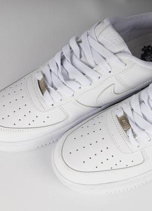 Повсякденні білі чоловічі кросівки з чорною емблемою nike air force 1 від 40 до 45 розміру7 фото