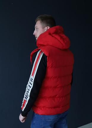 Мужской красный жилет moncler, красная мужская безрукавка с лого монклер на перьях, однотонная жилетка теплая4 фото