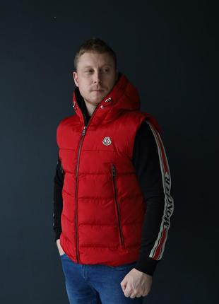 Мужской красный жилет moncler, красная мужская безрукавка с лого монклер на перьях, однотонная жилетка теплая6 фото