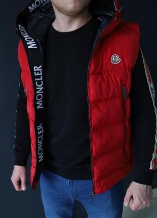 Мужской красный жилет moncler, красная мужская безрукавка с лого монклер на перьях, однотонная жилетка теплая9 фото