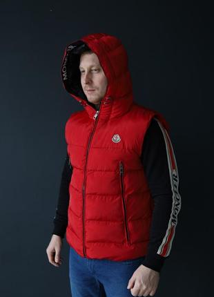 Чоловічий червоний жилет moncler, базова чоловіча безрукавка з лого монклер на пір'ї, однотонна жилетка на осінь / весну червона10 фото