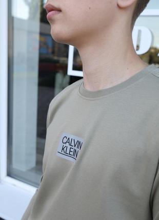 Чоловічий лонгслів / світшот calvin klein кольору хакі, реглан брендовий 100% бавовна, одяг чоловічий кельвін кляйн зелений2 фото