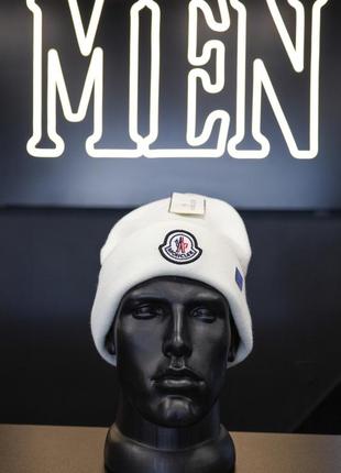 Белая мужская шапка "moncler" с черно-белой вышивкой, шапка демисезонная монклер, брендовый головной убор мужс3 фото