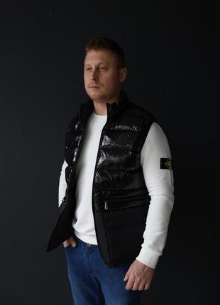 Чоловічий чорний жилет moncler лаковий, блискуча чоловіча безрукавка монклер, демісезонна жилетка глянцева чорна без капюшону