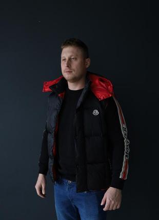 Чоловічий чорно-червоний жилет moncler, модна чоловіча безрукавка монклер з плащівки, матова демисезонна жилетка чорна з червоним1 фото