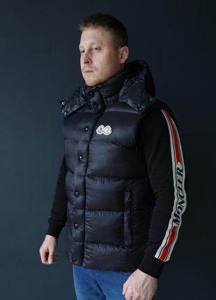 Мужской черный жилет moncler с нашивкой, мужская безрукавка монклер с перьями гуся, жилетка теплая черная6 фото