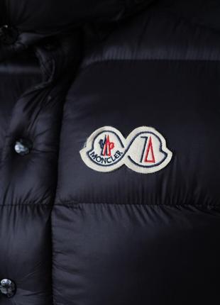 Чоловічий чорний жилет moncler з нашивкою, чоловіча безрукавка монклер з пір'ям гуся, жилетка тепла чорна з капюшоном7 фото