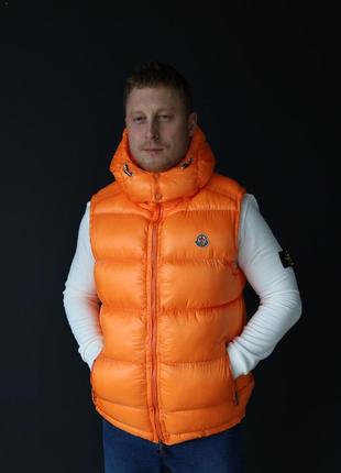 Мужской оранжевый жилет moncler, мужская безрукавка с лого монклер теплая, яркая жилетка с гусиными перьями5 фото