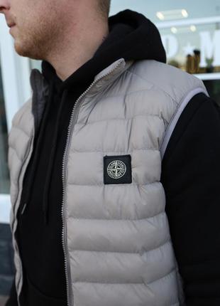 Чоловічий жилет stone island бежевий, модна чоловіча безрукавка стон айленд демісезон, однотонна світла жилетка для хлопця1 фото