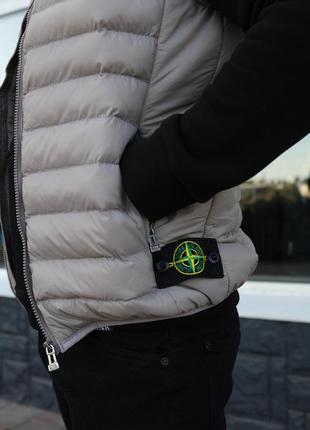 Мужской жилет stone island бежевый, модная мужская безрукавка стон айленд демисезон, светлая жилетка осень5 фото