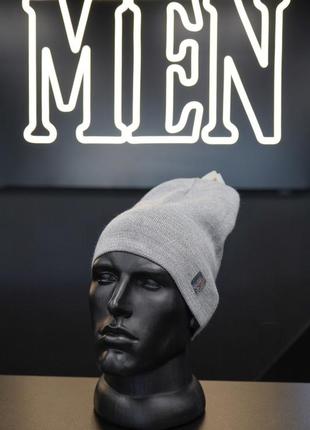 Сіра базова чоловіча шапка, демисезонна однотонна шапка світло-сірого кольору, тонкий головний убір для хлопця на осінь / весну