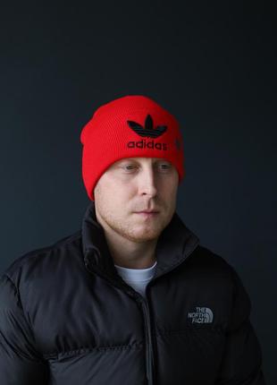 Червона чоловіча шапка адідас з об'ємною чорною вишивкою, демисезонна шапка з лого adidas, головний убір з акрилу для чоловіка