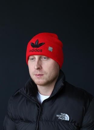 Червона чоловіча шапка адідас з об'ємною чорною вишивкою, демисезонна шапка з лого adidas, головний убір з акрилу для чоловіка3 фото