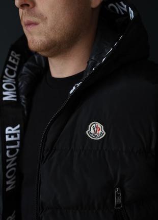 Чоловічий чорний жилет moncler, базова чоловіча безрукавка з лого монклер на пір'ї, однотонна жилетка на осінь весну чорна2 фото