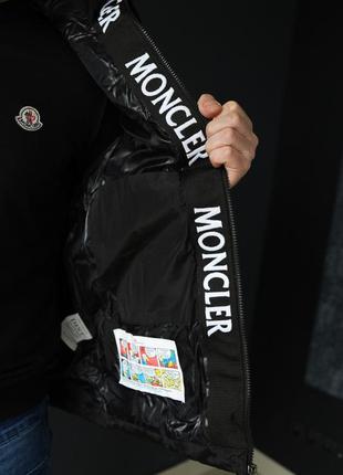 Чоловічий чорний жилет moncler, базова чоловіча безрукавка з лого монклер на пір'ї, однотонна жилетка на осінь весну чорна6 фото