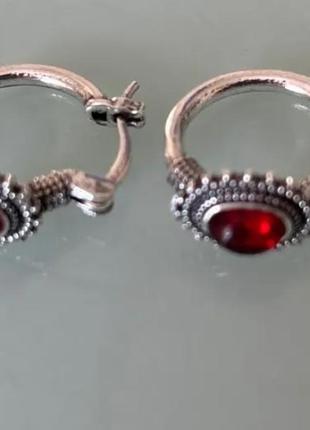 Шикарні сережки в срібному кольорі, яскравий рубіновий камінь8 фото